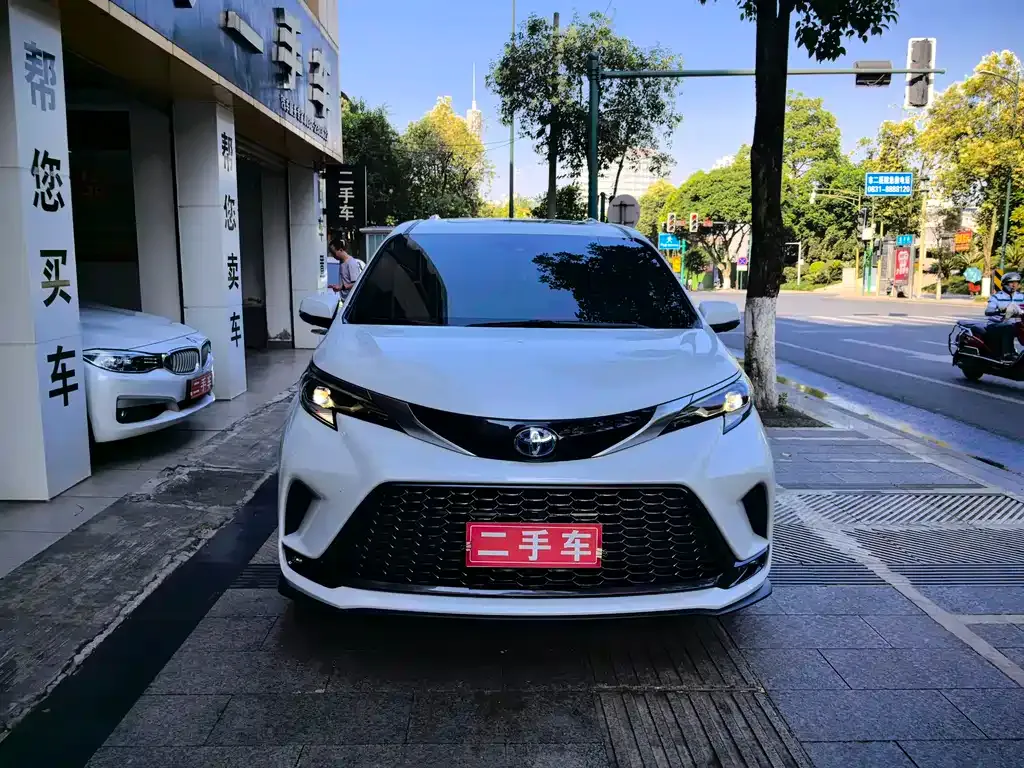 Toyota Granvia — фото 2