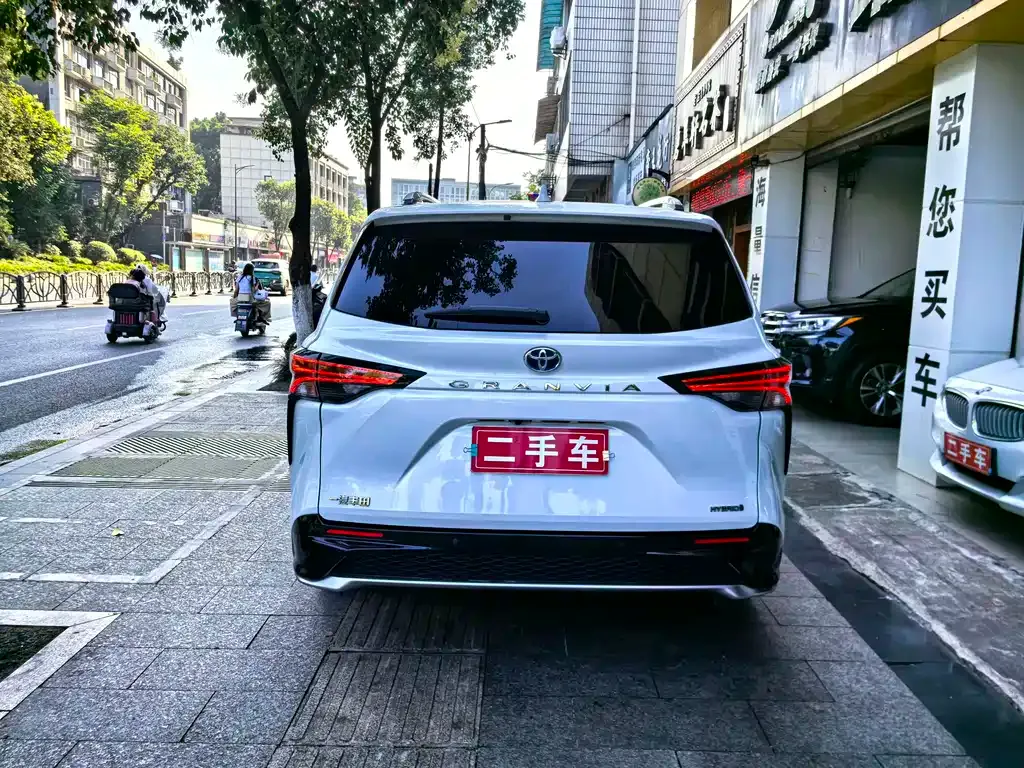 Toyota Granvia — фото 4