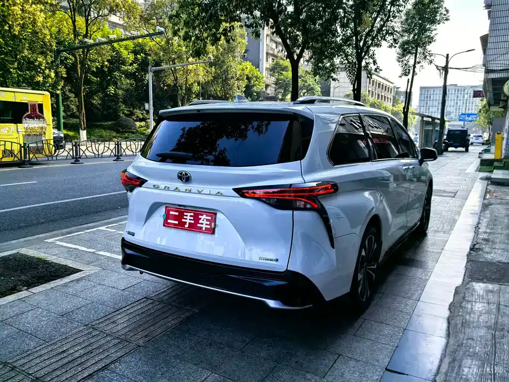 Toyota Granvia — фото 8