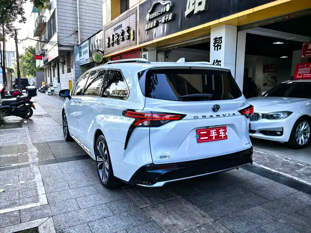 Toyota Granvia — фото 7