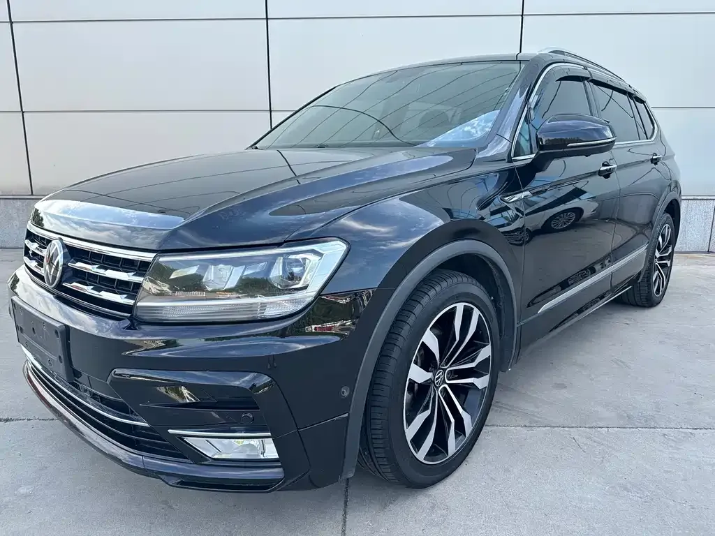 Volkswagen Tiguan L — фото 1