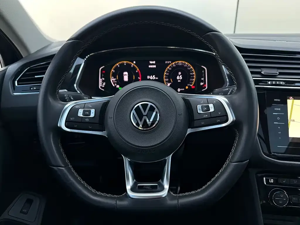 Volkswagen Tiguan L — фото 10