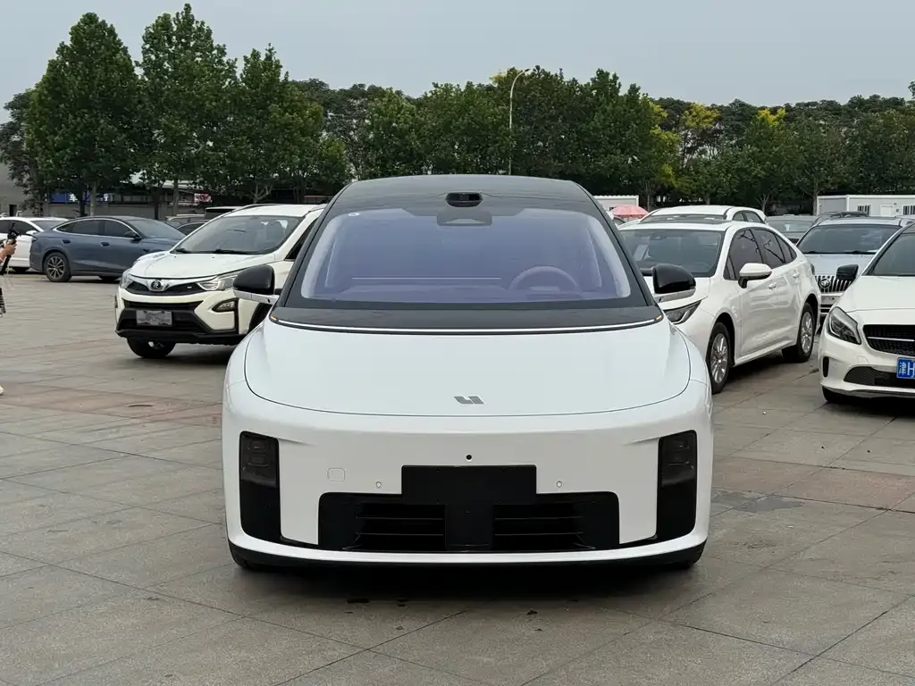 Li Auto i8 — фото 7