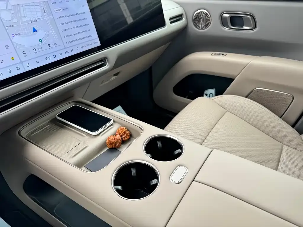 Li Auto i8 — фото 3