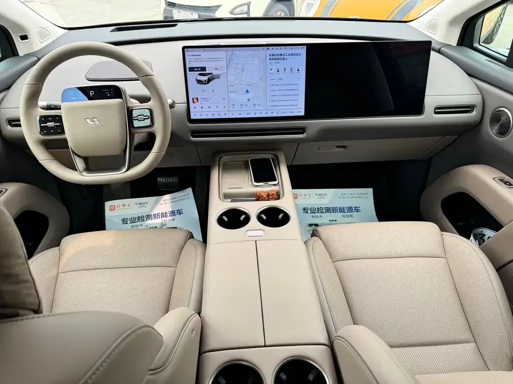 Li Auto i8 — фото 9