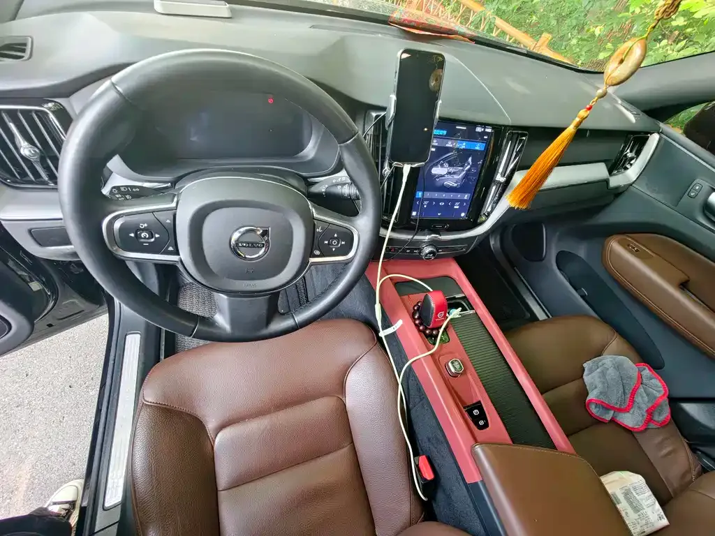 Volvo XC60 — фото 10
