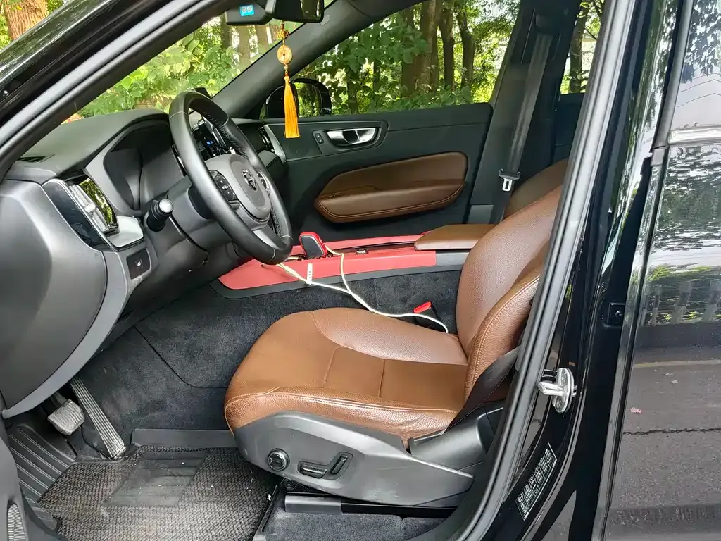 Volvo XC60 — фото 8