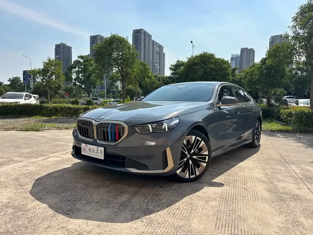 BMW 5 Series — фото 1