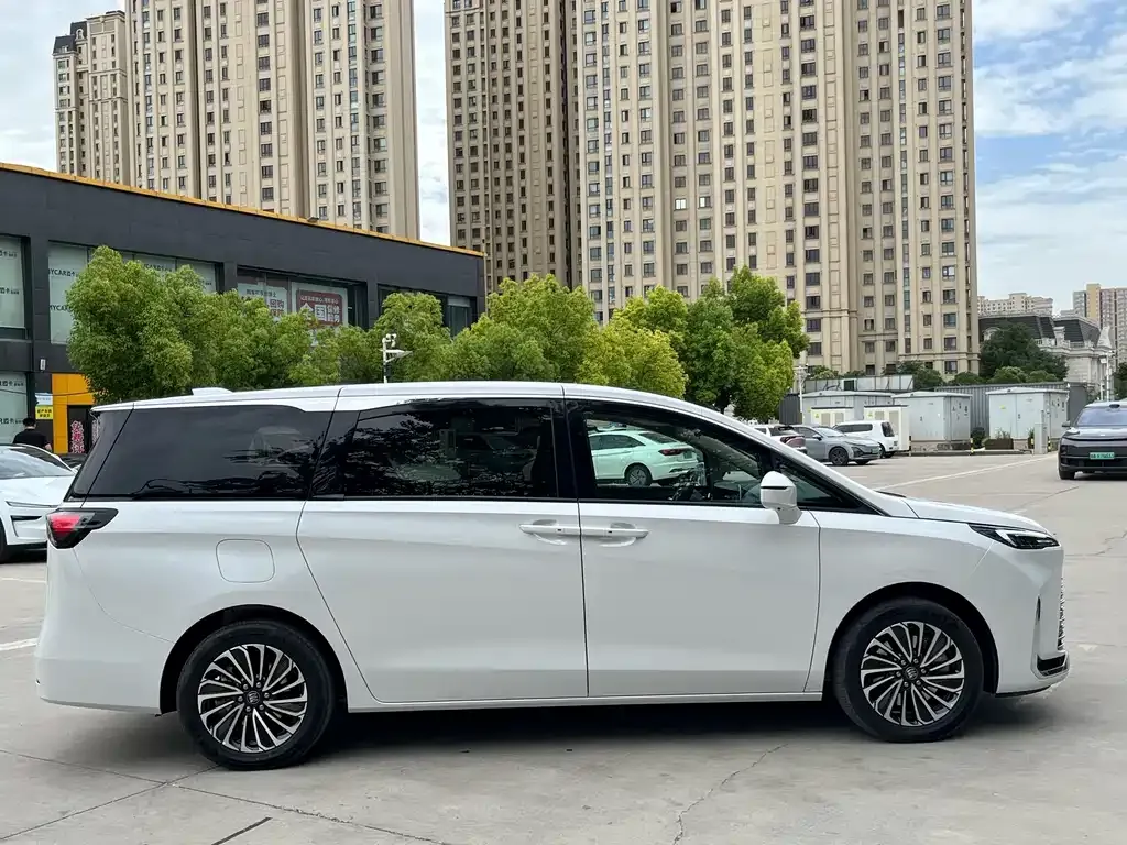 Buick GL8 Hybrid — фото 9