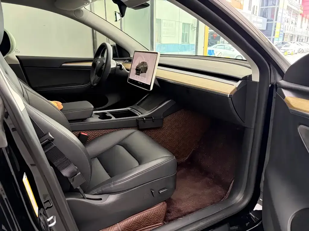 Tesla Model Y — фото 7