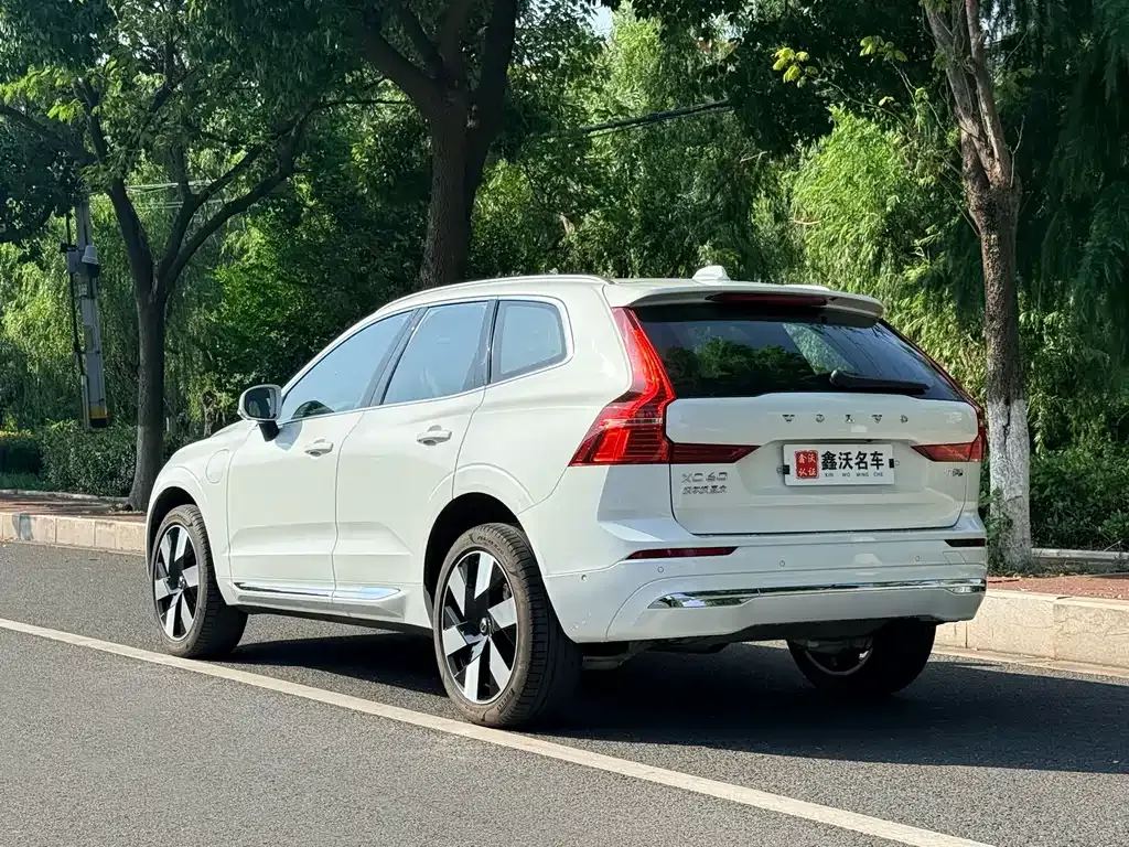 Volvo XC60 PHEV — фото 3