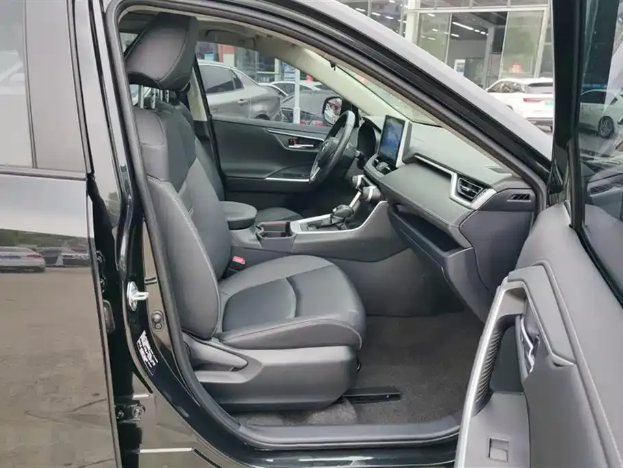 Toyota RAV4 — фото 2