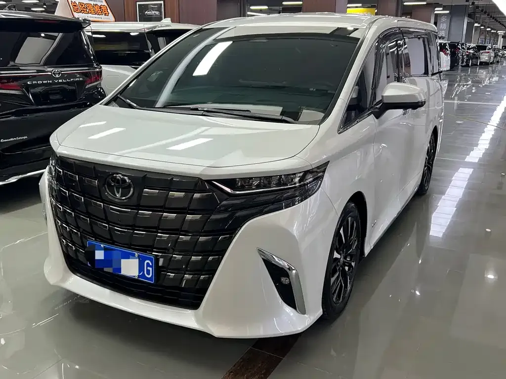 Toyota Alphard — фото 1