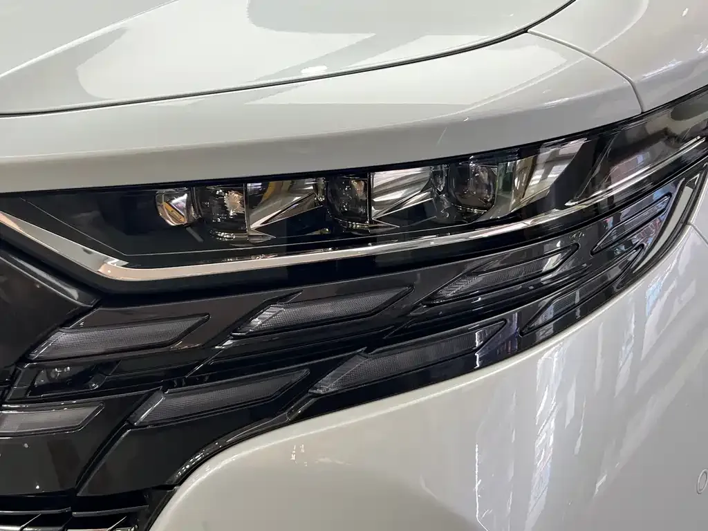 Toyota Alphard — фото 9