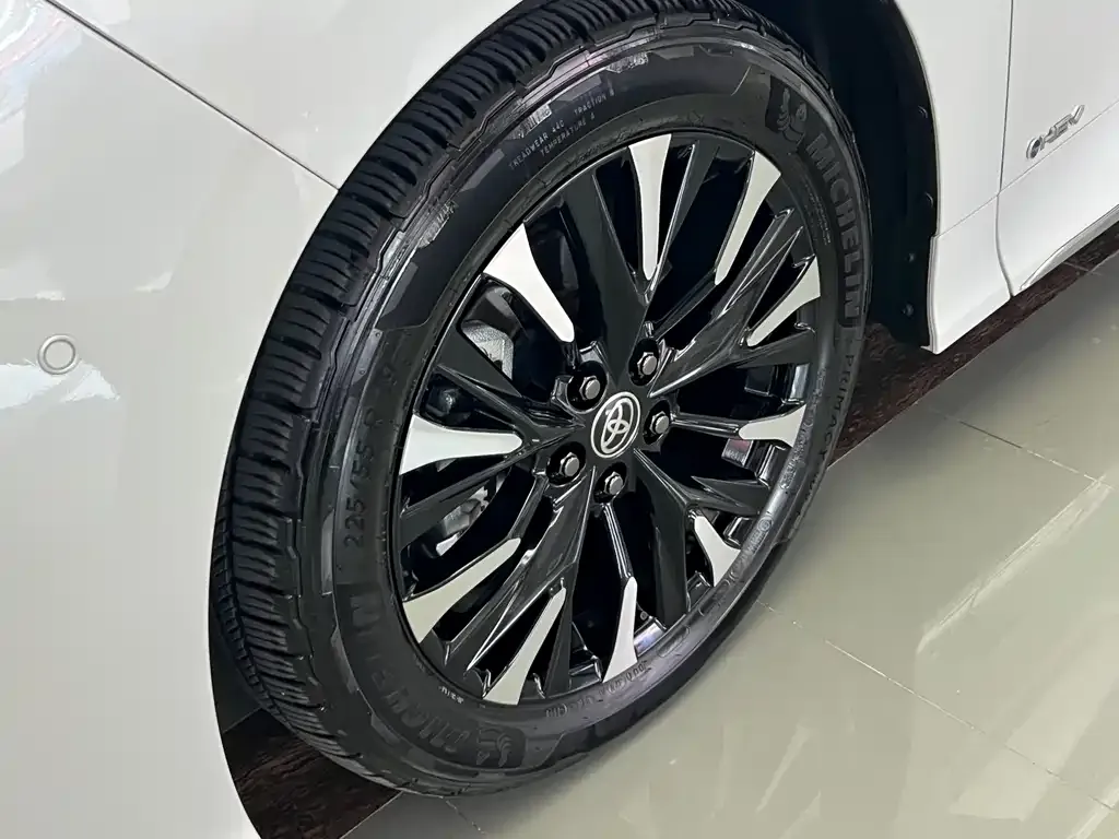 Toyota Alphard — фото 2