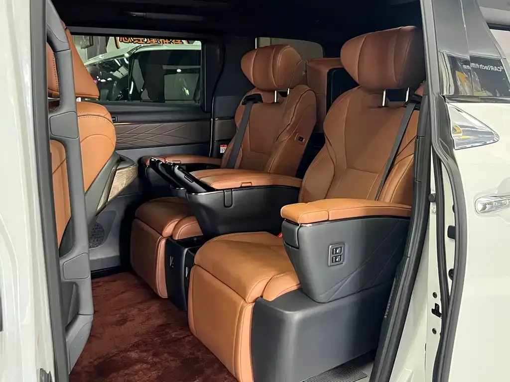 Toyota Alphard — фото 7