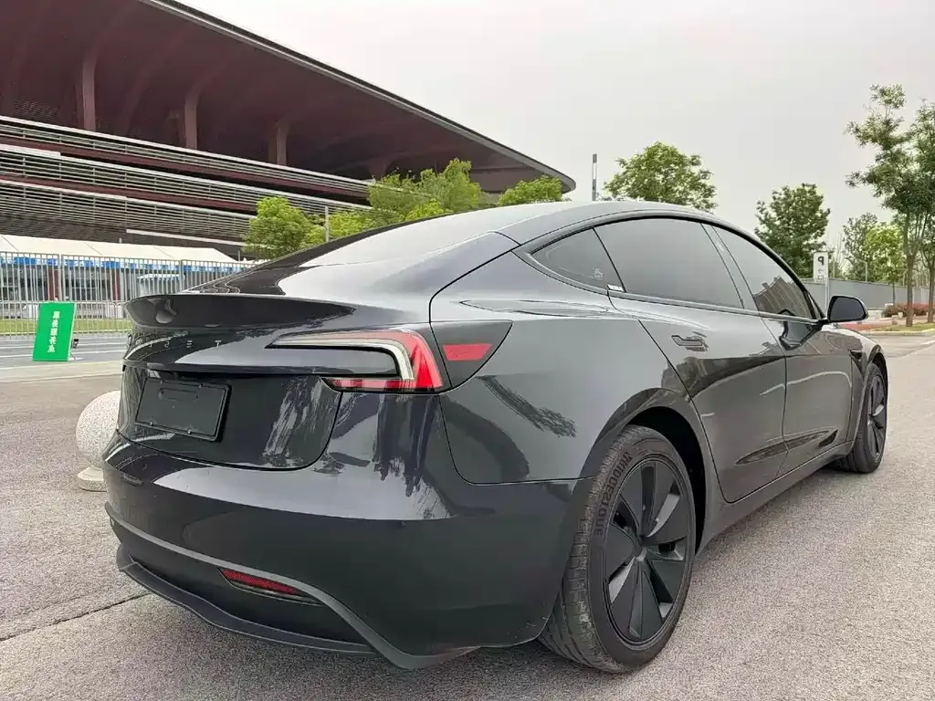 Tesla Model 3 — фото 9