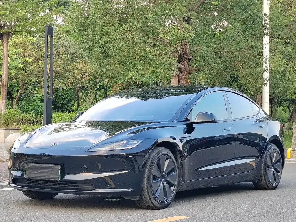 Tesla Model 3 — фото 1