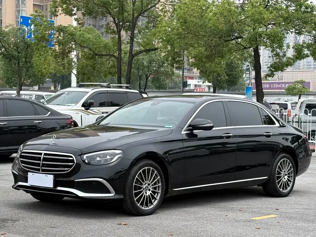 Mercedes-Benz E-Class — фото 1