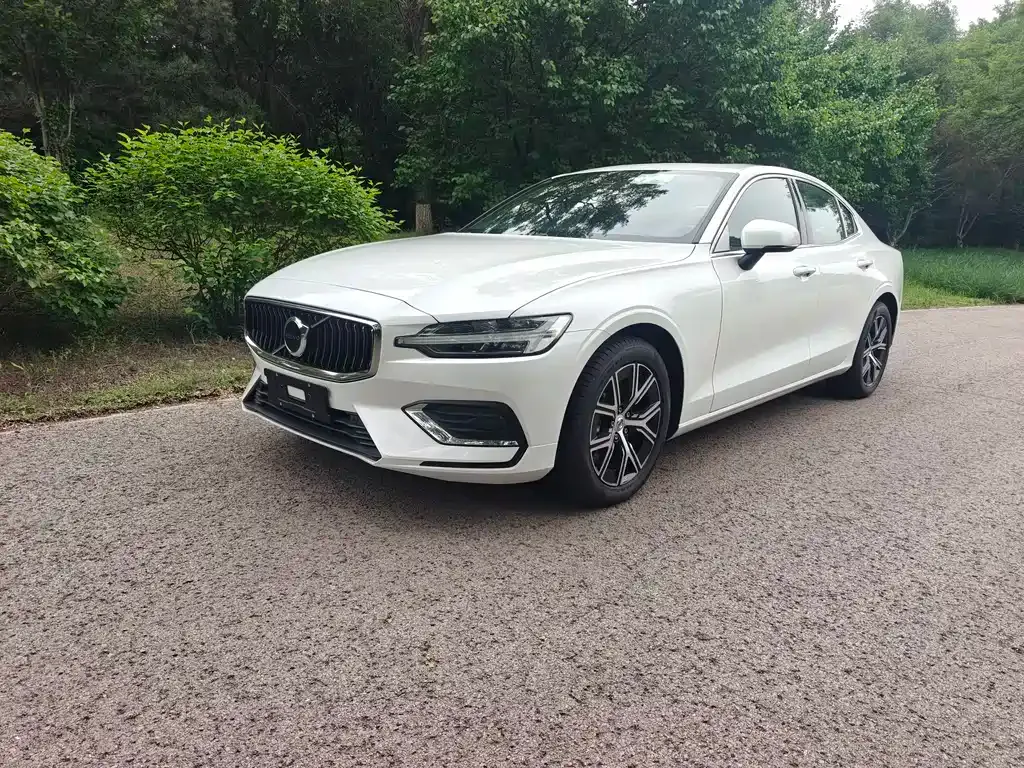 Volvo S60 — фото 1