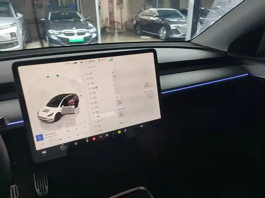 Tesla Model Y — фото 8