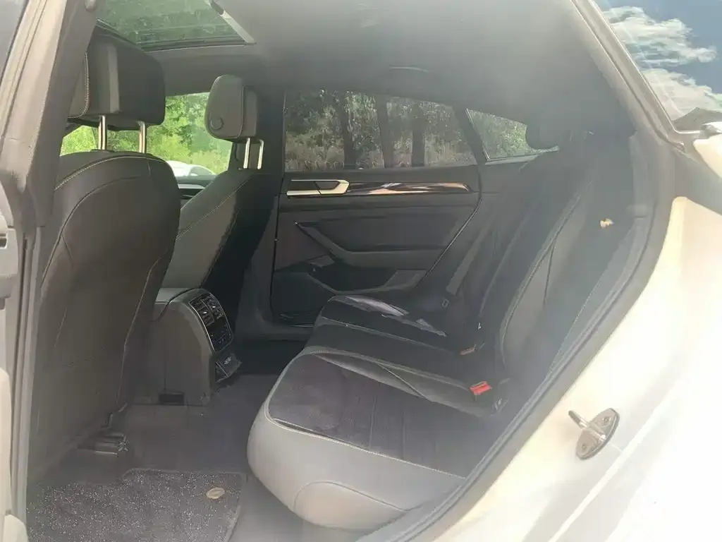 Volkswagen CC 2023 из CN, фото 2