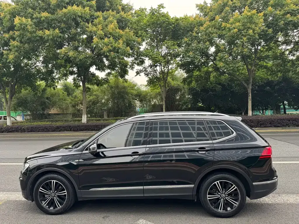 Volkswagen Tiguan L — фото 10