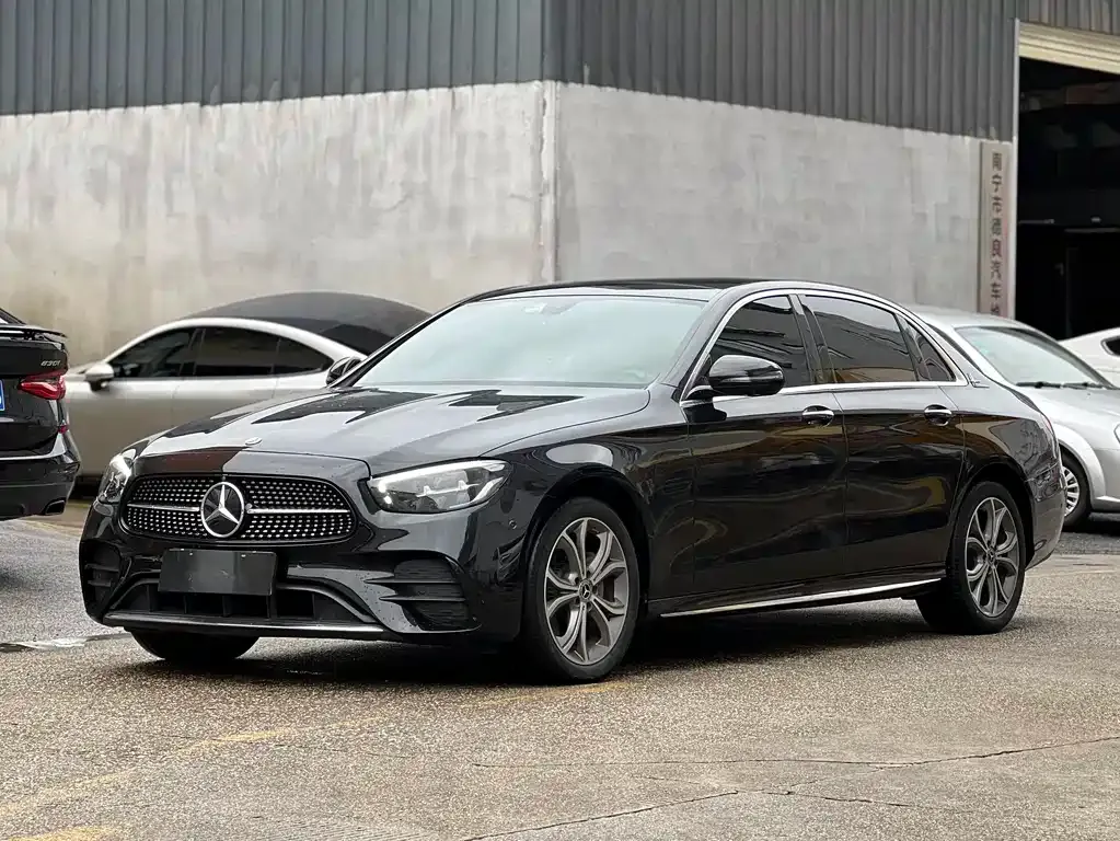 Mercedes-Benz E-Class — фото 1