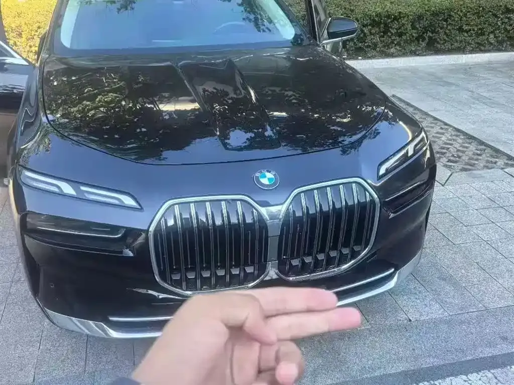 BMW 7 Series — фото 1