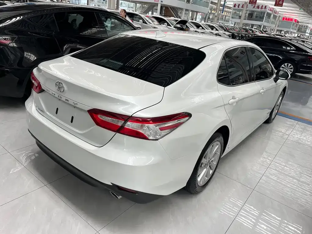 Toyota Camry — фото 5