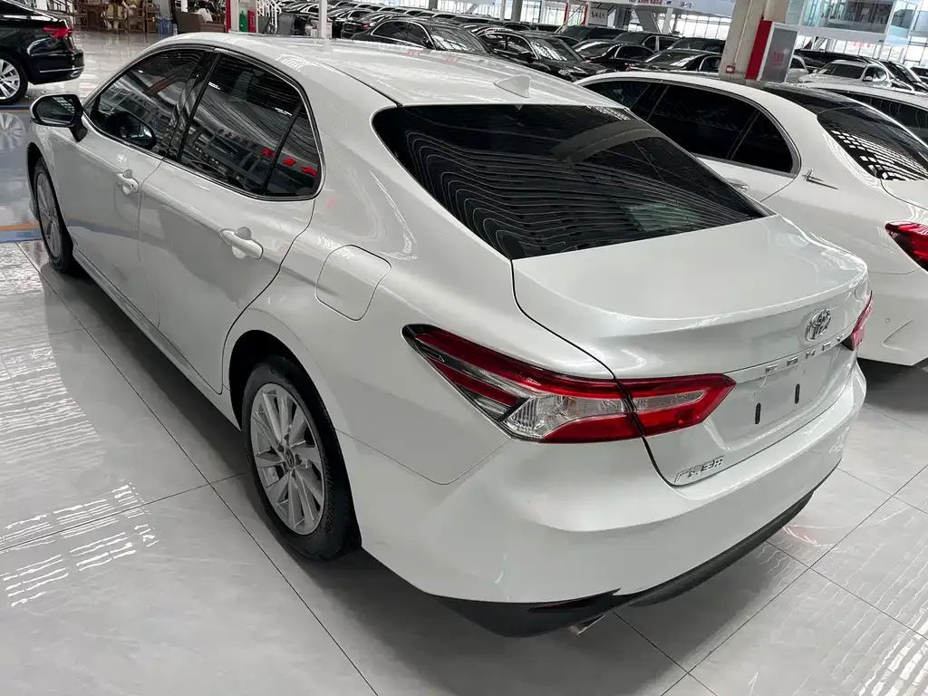 Toyota Camry — фото 9