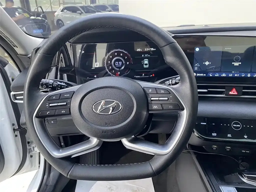 Hyundai Elantra — фото 2