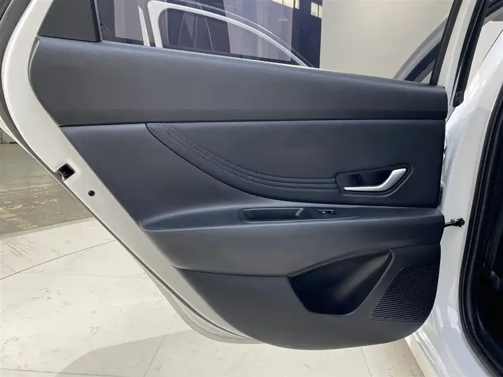 Hyundai Elantra — фото 4