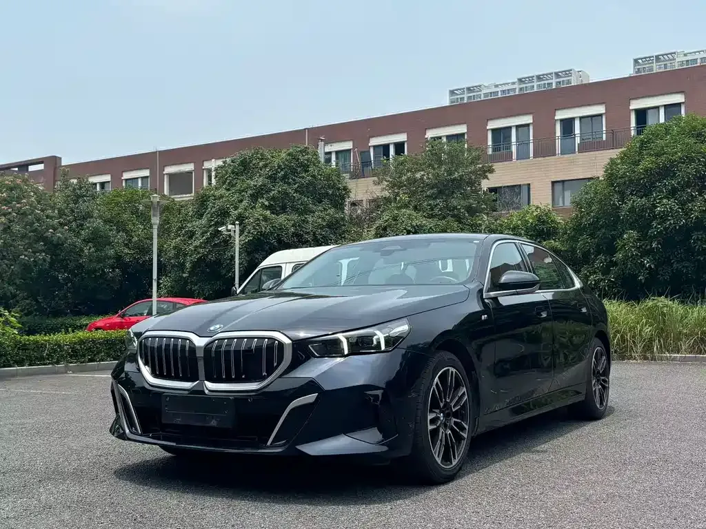 BMW 5 Series — фото 1