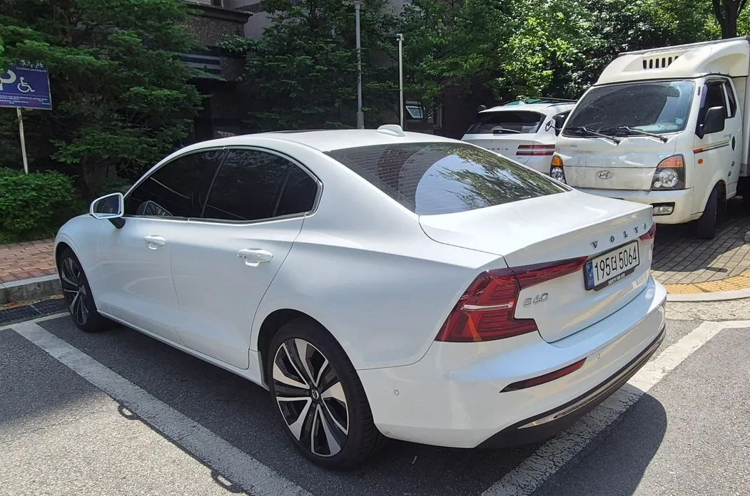 Volvo S60 2024 из KR, фото 4