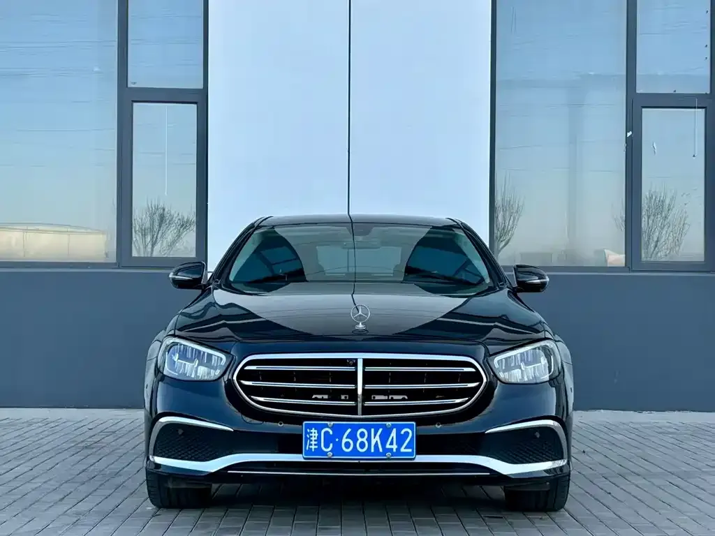 Mercedes-Benz E-Class — фото 1