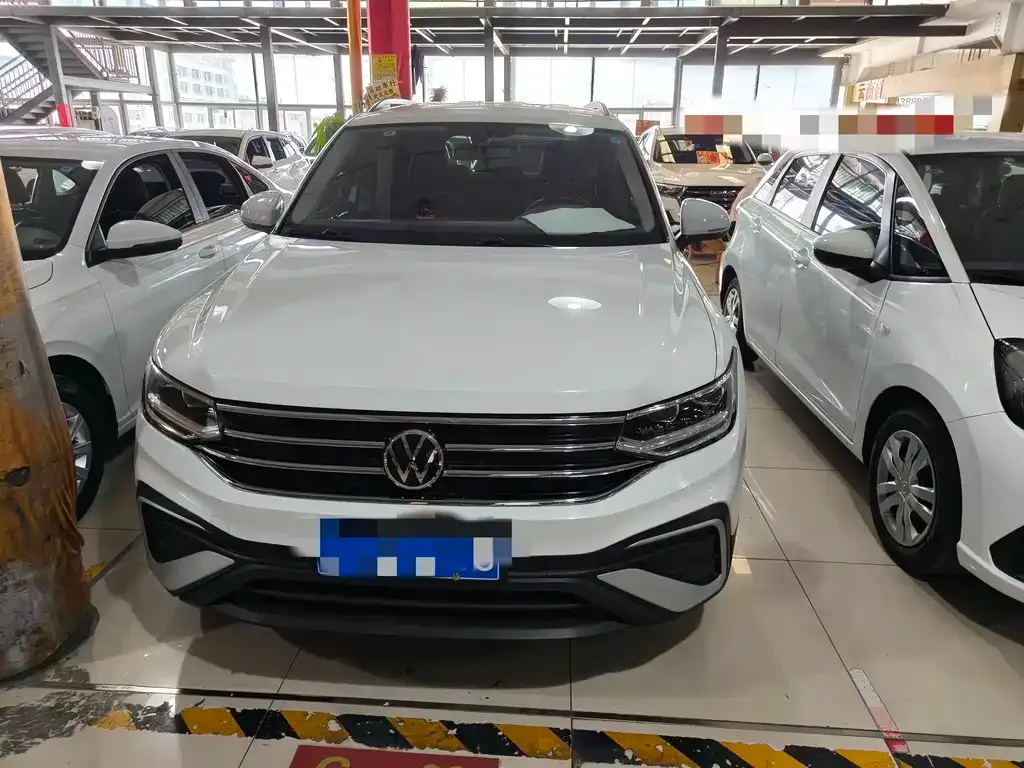 Volkswagen Tiguan L — фото 10