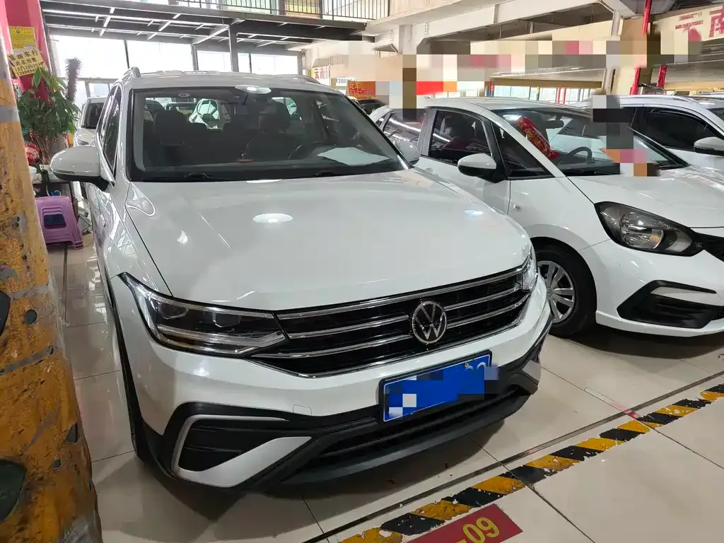 Volkswagen Tiguan L — фото 6