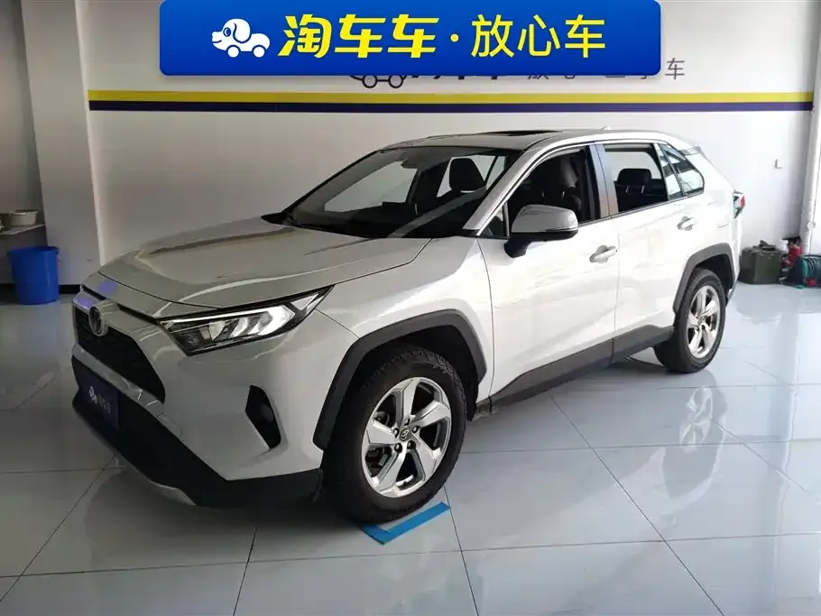 Toyota RAV4 — фото 1