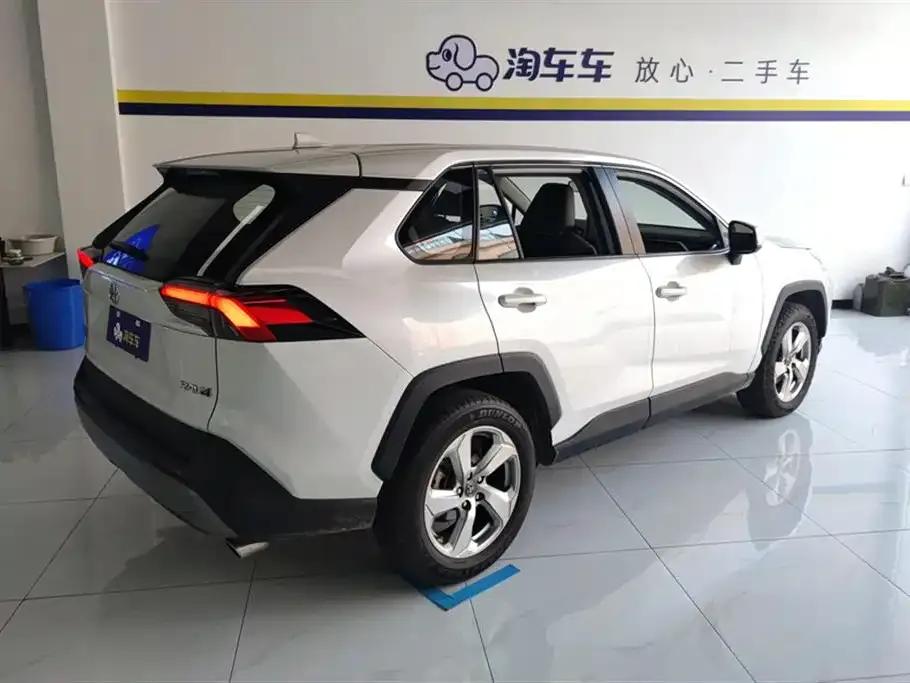 Toyota RAV4 — фото 5