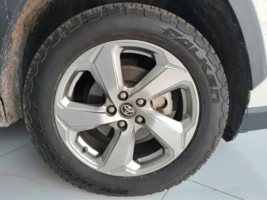 Toyota RAV4 — фото 8
