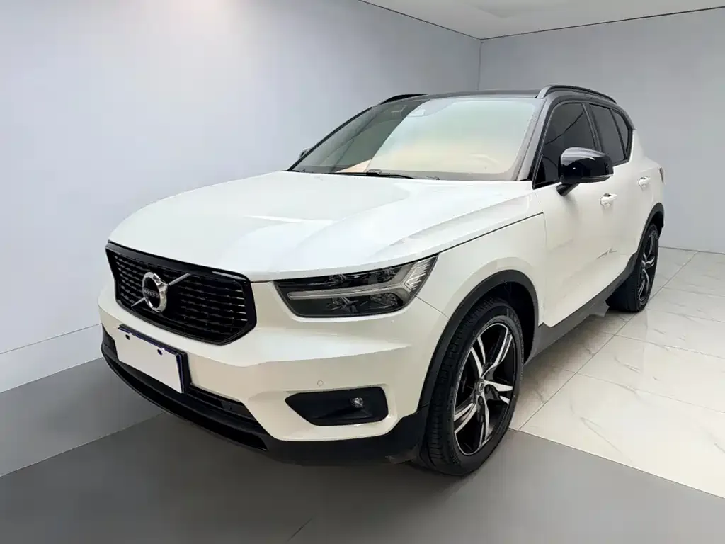 Volvo XC40 — фото 1