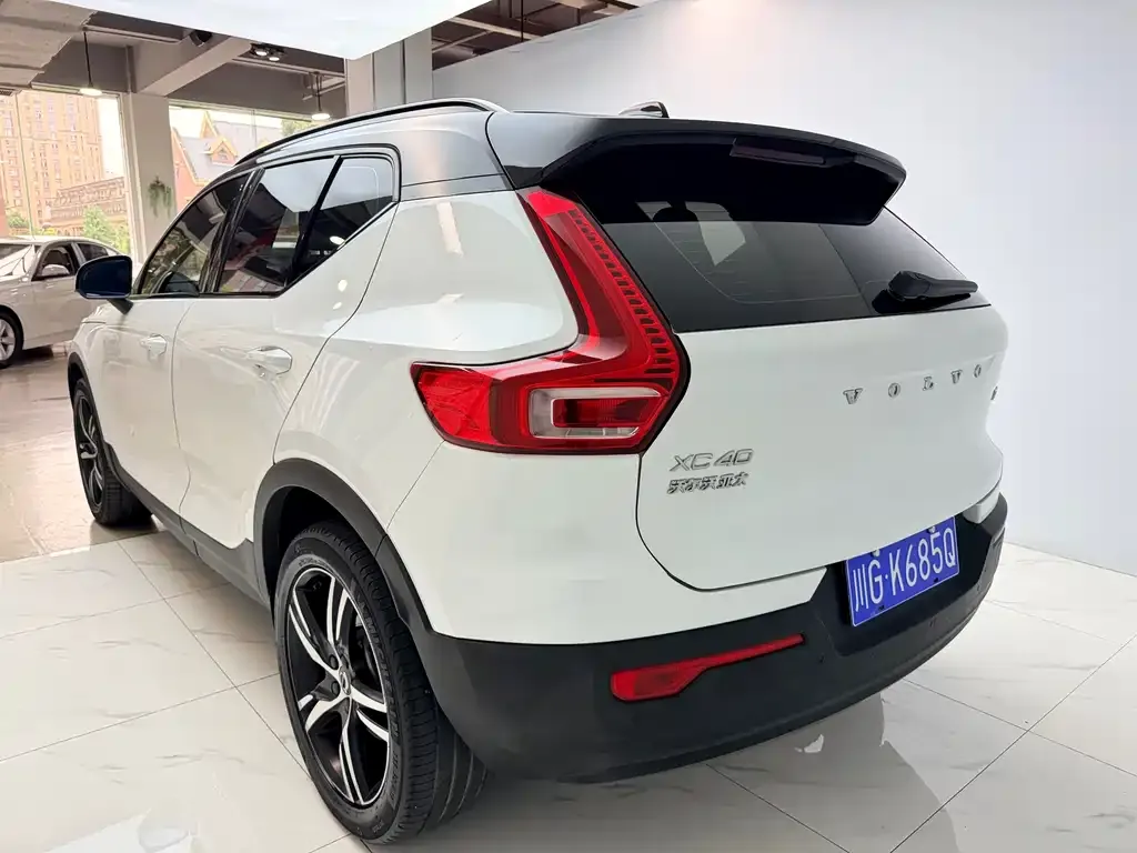 Volvo XC40 — фото 10