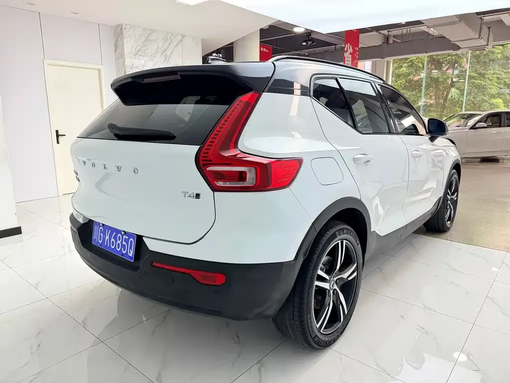 Volvo XC40 — фото 8