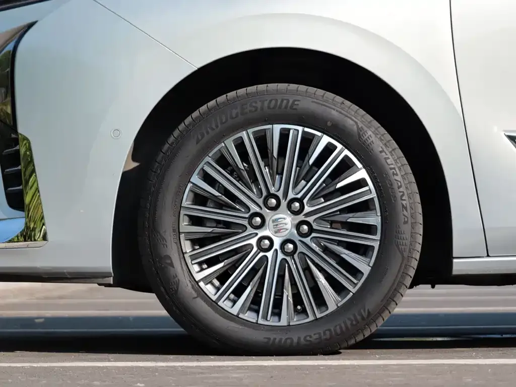 Buick GL8 Hybrid — фото 10