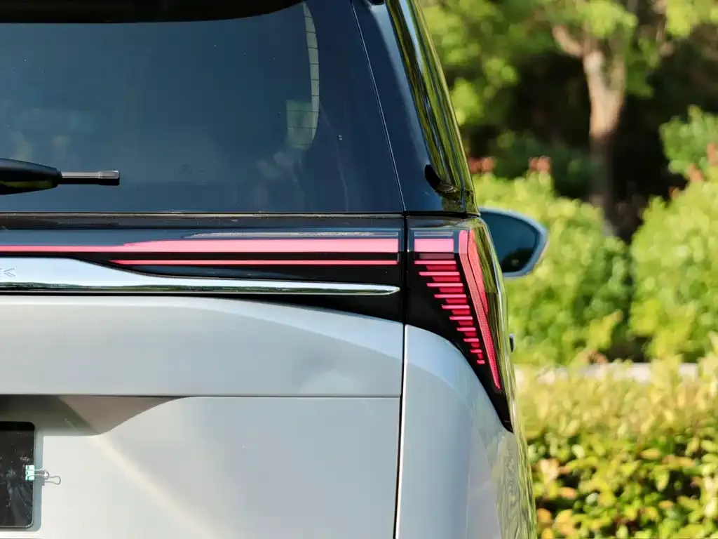Buick GL8 Hybrid — фото 2