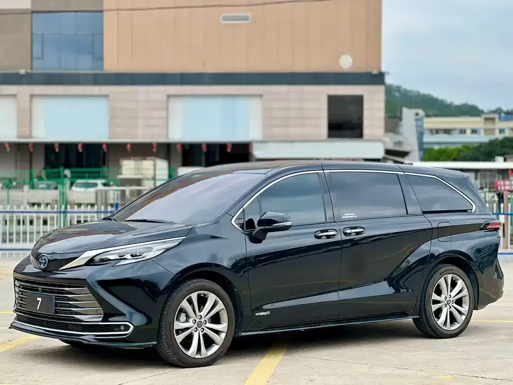 Toyota Sienna — фото 1