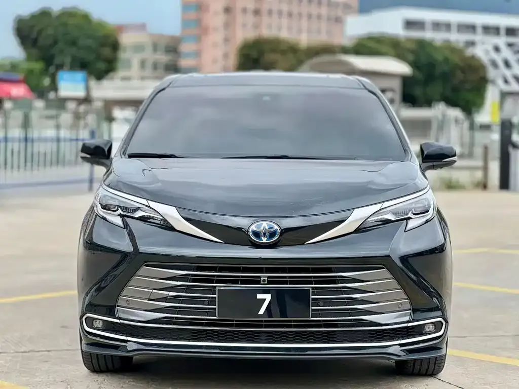 Toyota Sienna — фото 3