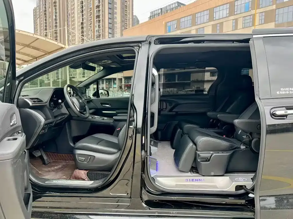 Toyota Sienna — фото 5