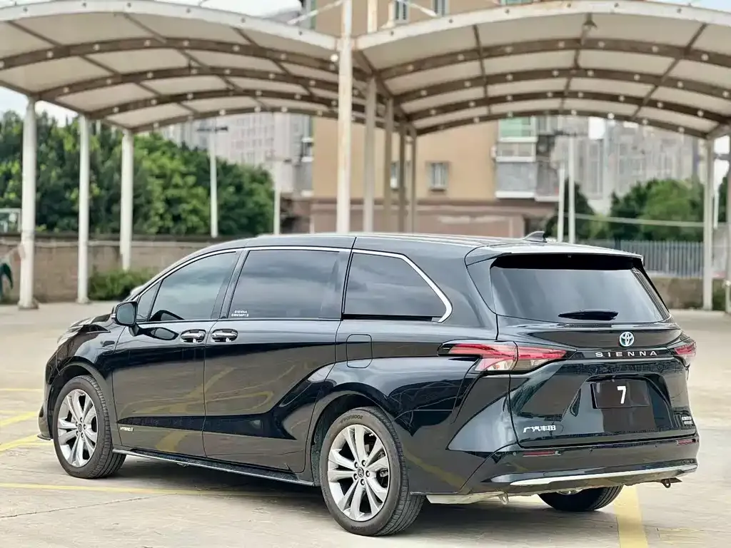 Toyota Sienna — фото 9